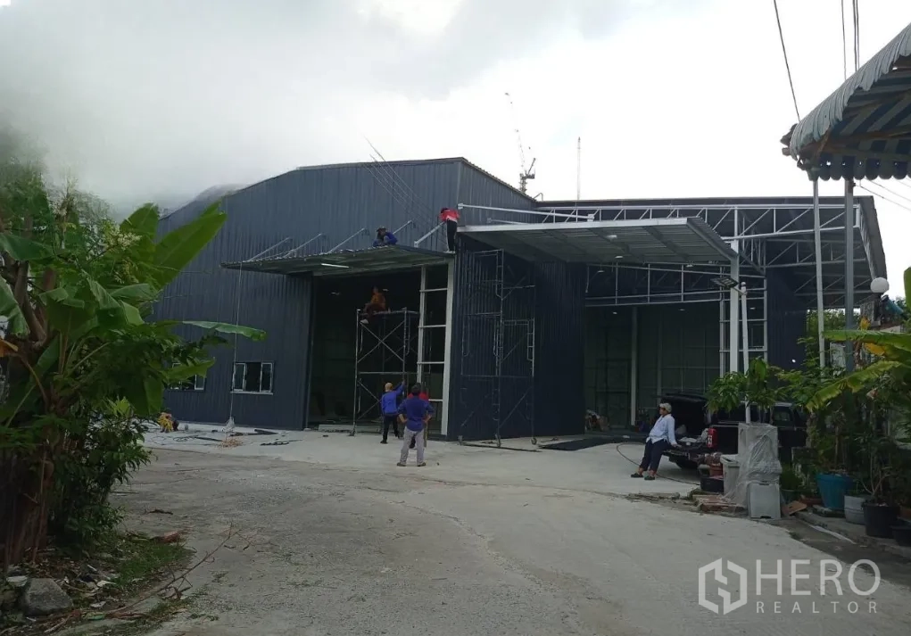 คลังสินค้า ให้เช่าในBang Kapi, Bangkok - มุมกว้างด้านหน้าโกดัง มีช่องทางเข้าออกสองฝั่งและพื้นที่ลานวิ่งรถ