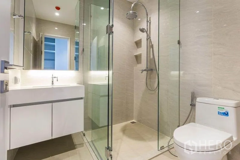 คอนโด ให้เช่าในPathum Wan, Bangkok - ห้องน้ำสว่างพร้อมตู้กระจกกั้นอาบน้ำ เรนชาวเวอร์ อ่างล้างหน้าและโถสุขภัณฑ์