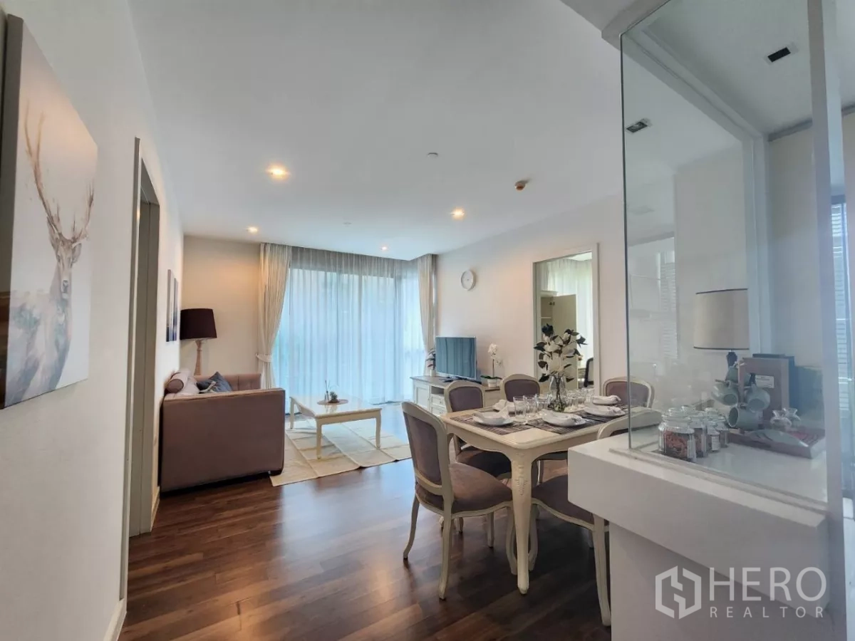 คอนโด ให้เช่าในPhra Khanong, Bangkok - ห้องนั่งเล่นและรับประทานอาหารแบบเปิดโล่ง พื้นไม้ และผ้าม่านสูงจรดเพดาน