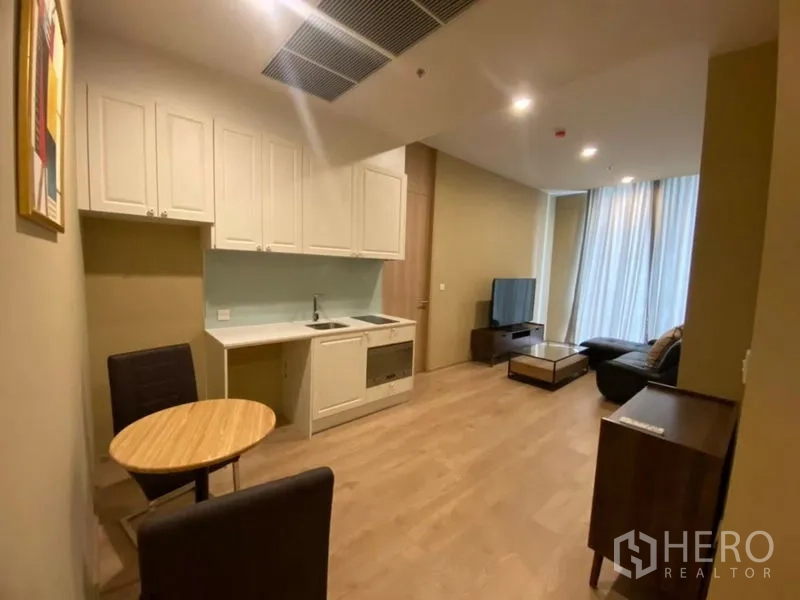 คอนโด ให้เช่าในWatthana, Bangkok - พื้นที่ครัวและนั่งเล่นแบบเปิด มีมุมรับประทานอาหาร ทีวี โซฟา และหน้าต่างผ้าม่านสูง