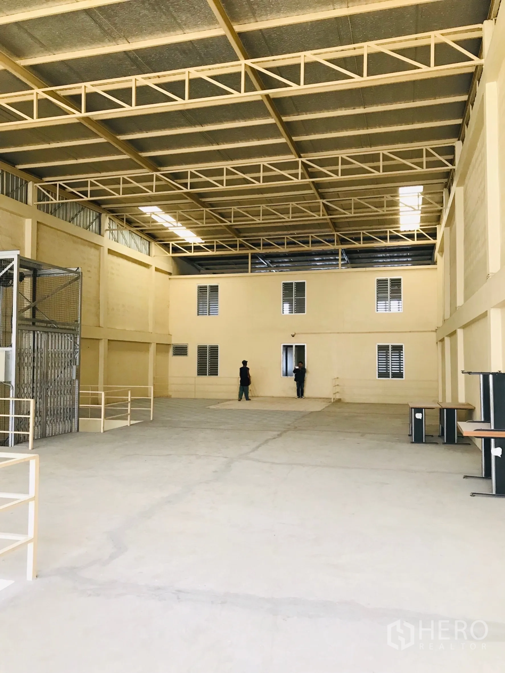 工厂 for rent in Thung Khru, Bangkok - 挑高大厅，钢结构屋架与开阔空间。