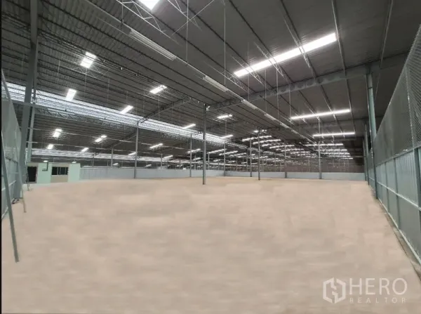 คลังสินค้า ให้เช่าในSi Maha Phot, Prachin Buri - พื้นโกดังโล่ง พร้อมช่องแสงบนหลังคา ระบบแขวนเหนือศีรษะ และรั้วตาข่ายด้านข้าง