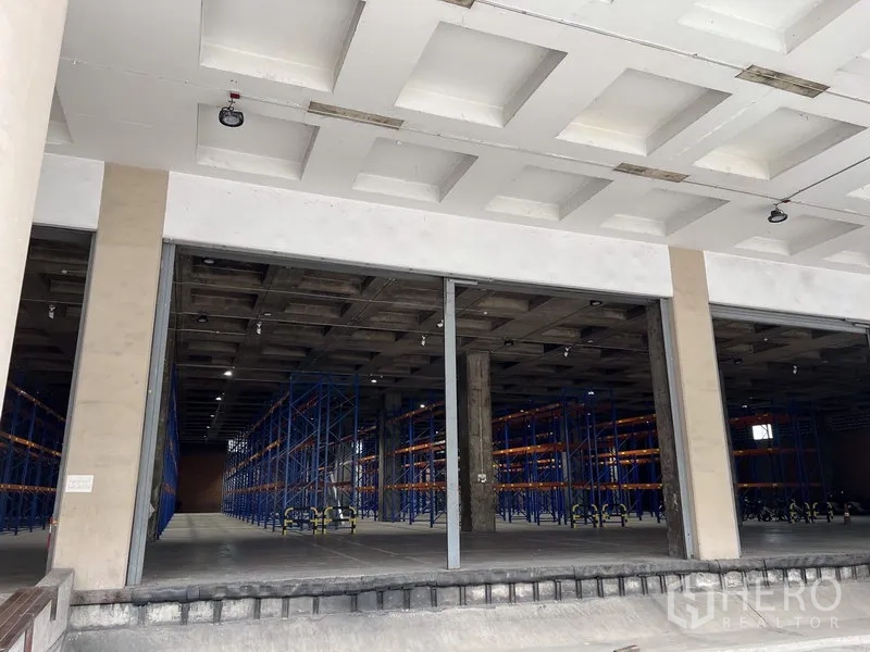 Warehouse for rent in Chatuchak, Bangkok - Wide dock frontage with several openings leading into a warehouse fitted with pallet racking in Chatuchak, Bangkok.