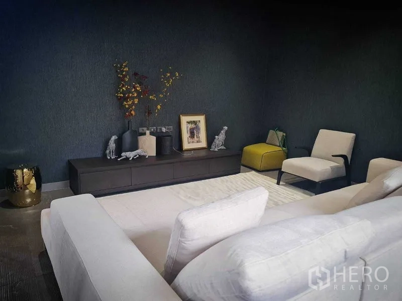 独立式住宅 出售在Lat Phrao, Bangkok - 温馨起居室，沙发组、单椅与矮柜布置。