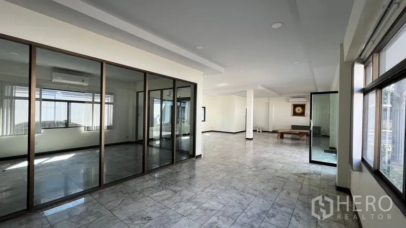Warehouse for rent in Thanyaburi, Pathum Thani - Open office area connecting glass-walled rooms with abundant daylight.