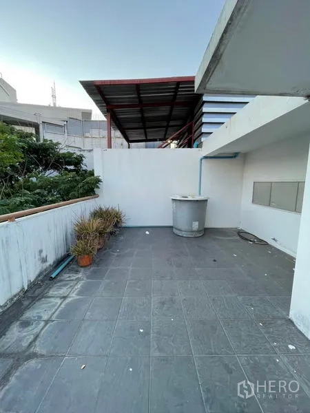 ทาวน์เฮาส์ ให้เช่าในKhlong Toei, Bangkok - ดาดฟ้าปูพื้นกระเบื้องพร้อมพื้นที่อเนกประสงค์