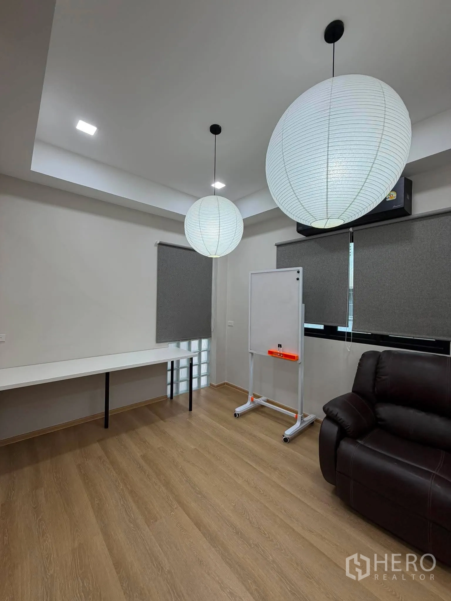โฮมออฟฟิศ for rent in Phra Khanong, Bangkok - พื้นที่ทำงานมีโต๊ะยาว โซฟารีไคลเนอร์ และไวท์บอร์ด