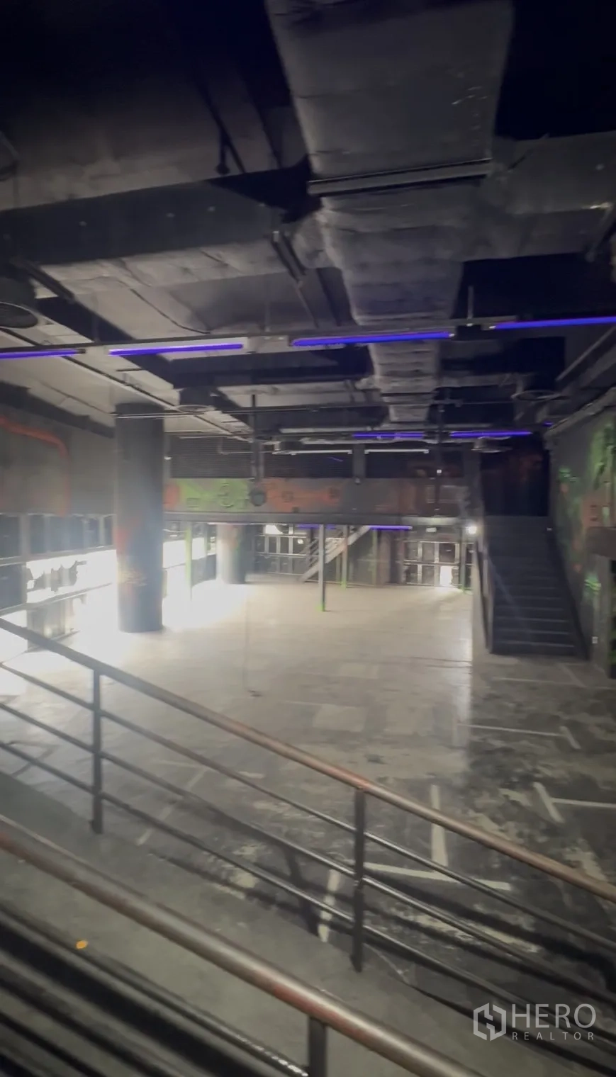 零售空间 出租在Khlong Toei, Bangkok - 大厅全景，展示LED灯带、护栏与双层挑高布局。