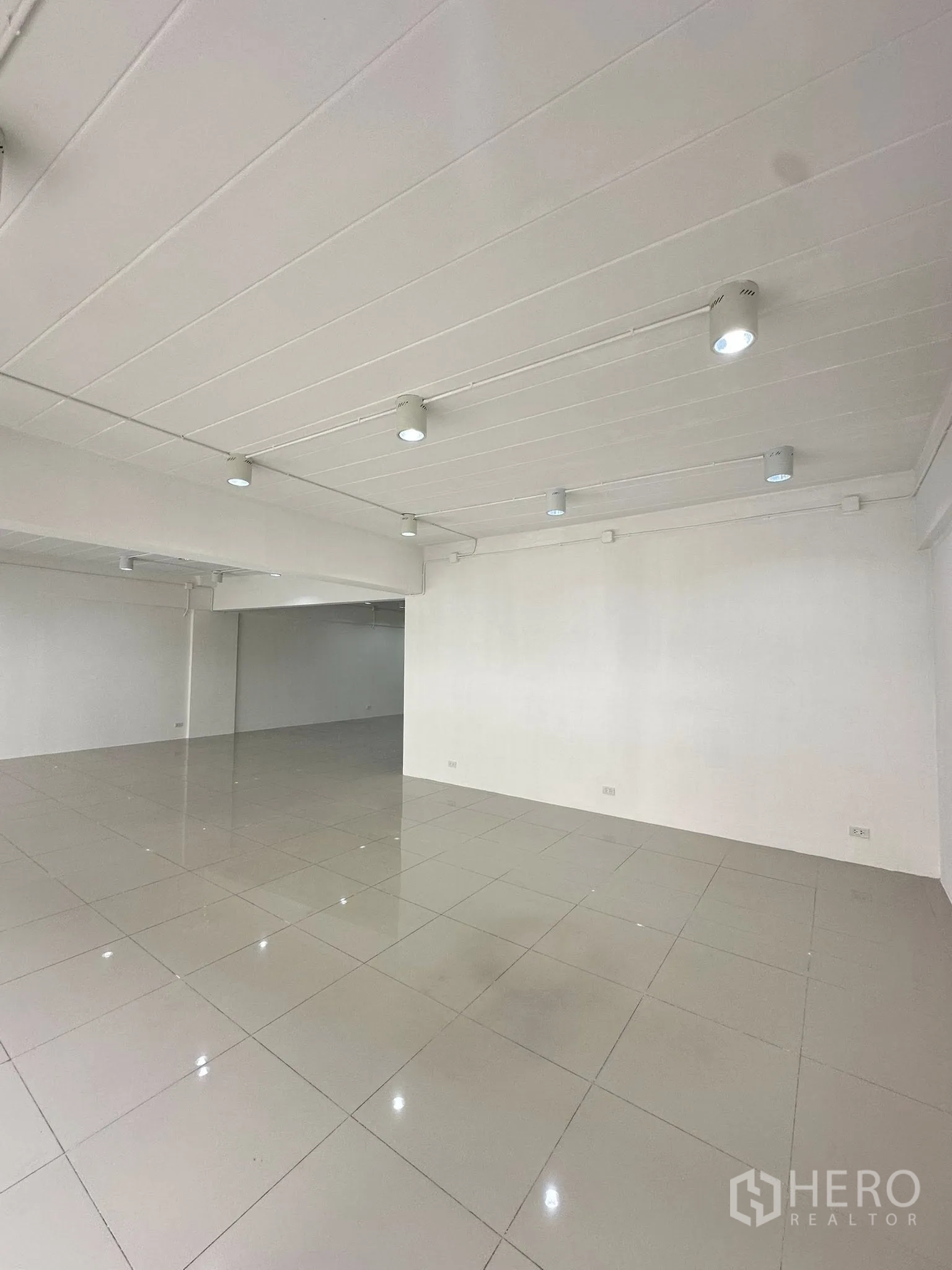 สำนักงาน ให้เช่าในWatthana, Bangkok - โซนออฟฟิศโล่ง ติดรางไฟบนเพดานสีขาวและพื้นเรียบ