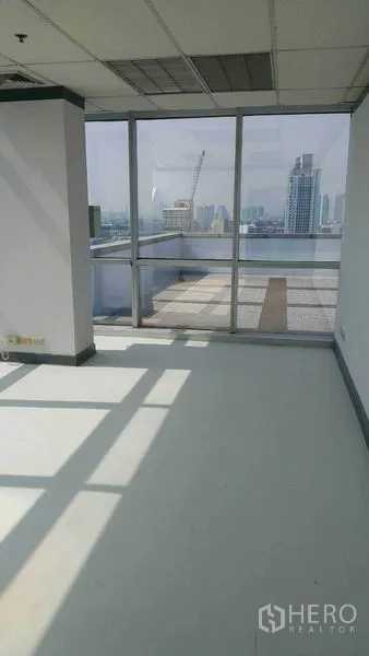 สำนักงาน ให้เช่าในKhlong Toei, Bangkok - ประตูกระจกเปิดสู่เทอเรสดาดฟ้า มุมมองสกายไลน์กรุงเทพฯ
