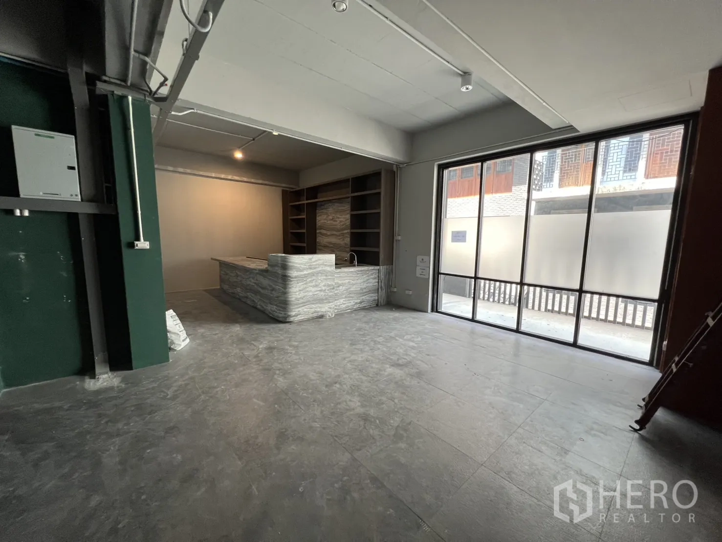 สำนักงานที่บ้าน ให้เช่าในPathum Wan, Bangkok - โถงโชว์รูมพร้อมเคาน์เตอร์ลายหินและหน้ากระจกกว้าง