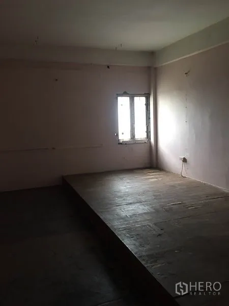 อาคารพาณิชย์ ให้เช่าในKhlong Toei, Bangkok - ห้องชั้นบนมีชานยกพื้นและหน้าต่างบานเดี่ยว