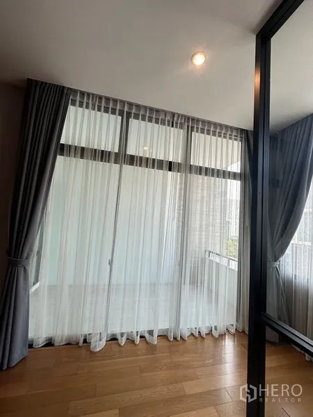 ทาวน์เฮาส์ ขายในSaphan Sung, Bangkok - หน้าต่างสูงจรดเพดานพร้อมผ้าม่านโปร่ง เปิดสู่พื้นที่ระเบียง