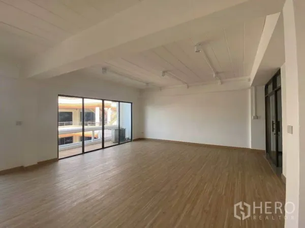 สำนักงาน ให้เช่าในWatthana, Bangkok - พื้นที่มุมสำนักงาน 80 ตร.ม. กระจกบานใหญ่ ติดระเบียง เพดานสีขาวพร้อมไฟราง.