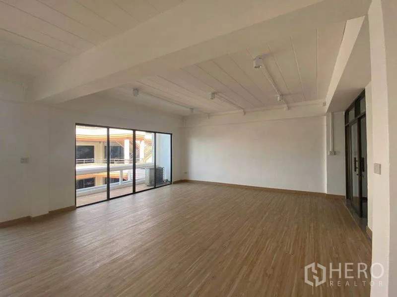 สำนักงาน ให้เช่าในWatthana, Bangkok - พื้นที่มุมสำนักงาน 80 ตร.ม. กระจกบานใหญ่ ติดระเบียง เพดานสีขาวพร้อมไฟราง.