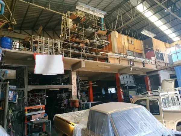 คลังสินค้า ให้เช่าในYan Nawa, Bangkok - โซนเวิร์กช็อปแบบเปิดโล่ง พร้อมชั้นวางสูง ไฟอุตสาหกรรม และช่องจอดรถ