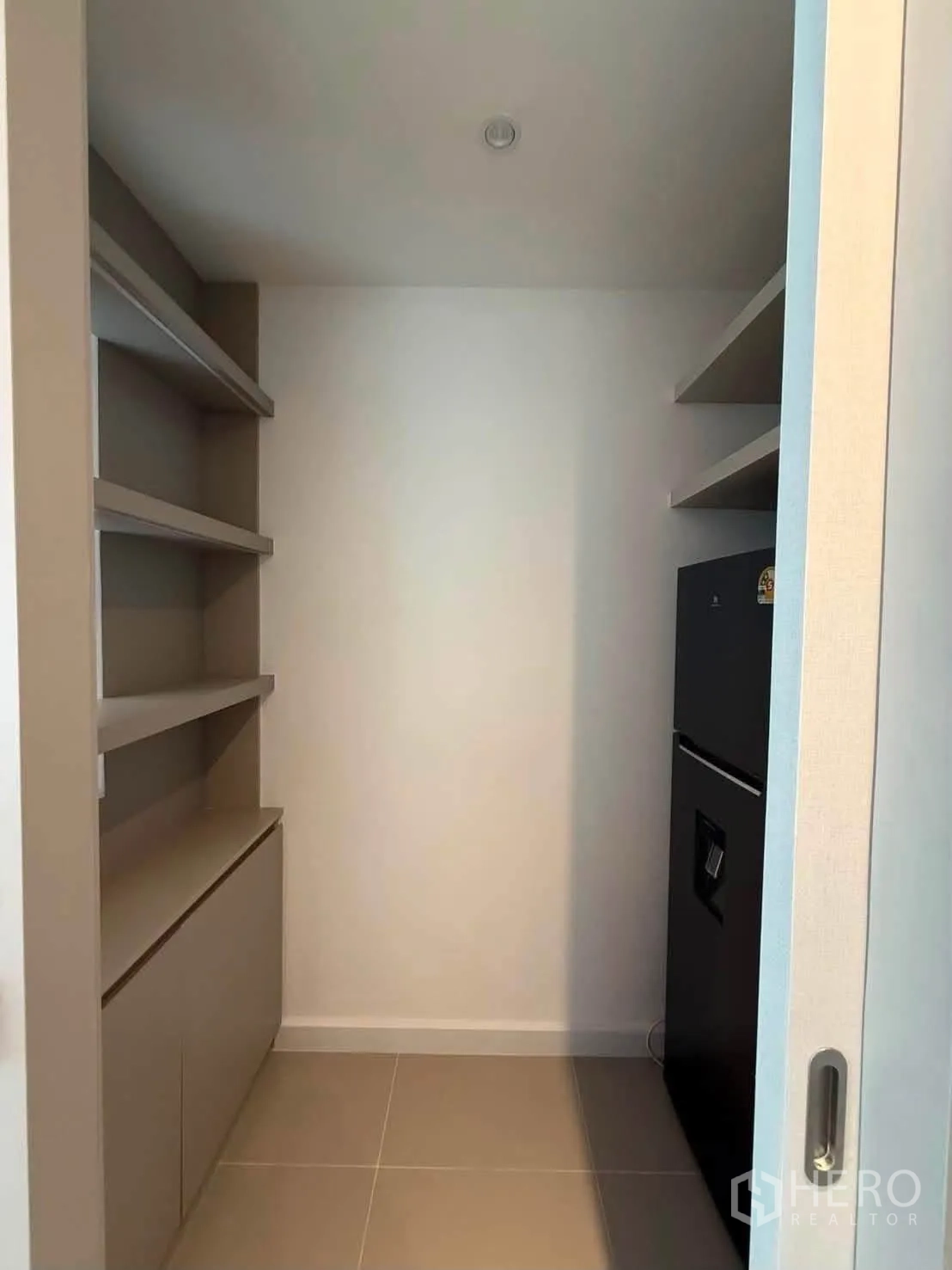 Detached House for rent in Bang Phli, Samut Prakan - Pantry room with built-in shelves and a refrigerator.
