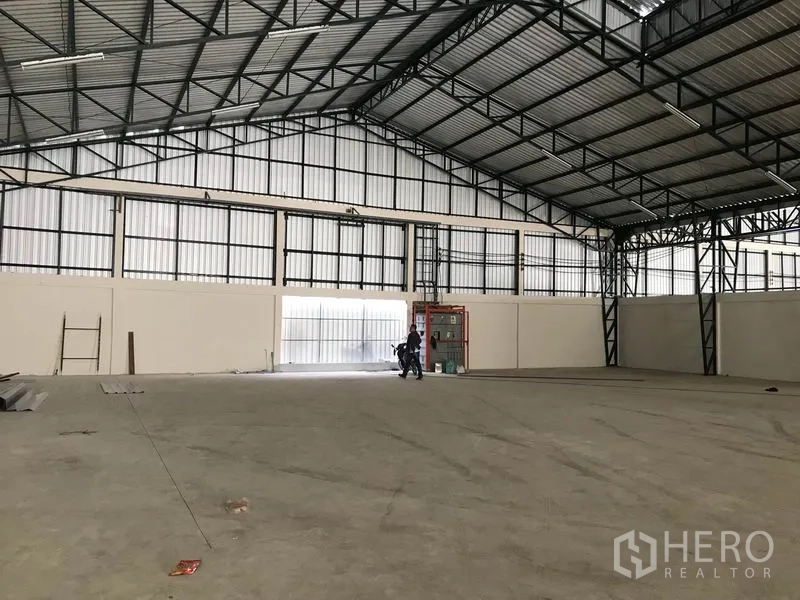 工厂 出租在Min Buri, Bangkok - 厂区地面，钢桁架、卷门与电控面板一景。