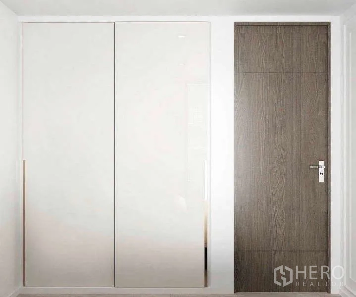 คอนโด ขาย - โถงเรียบมินิมอลพร้อมตู้เสื้อผ้าบานเลื่อนสีขาวเงาและประตูไม้