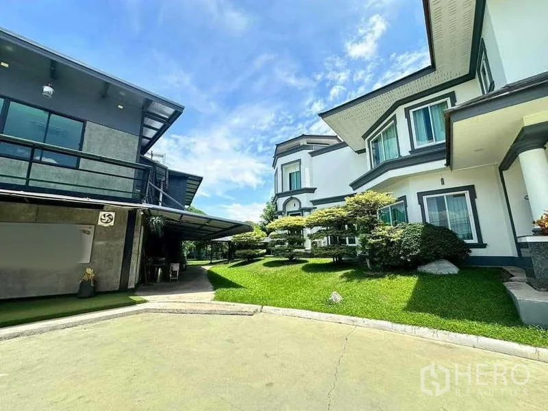 บ้าน ขายในKhlong Luang, Pathum Thani - ลานกว้างพร้อมสวนจัดแต่ง ระหว่างบ้านหลักสีขาวและอาคารกระจกสมัยใหม่