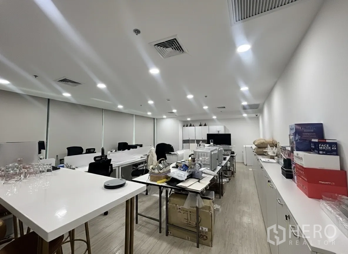 办公空间 for rent in Din Daeng, Bangkok - 后勤与储物区，长操作台、工作桌与卷帘。