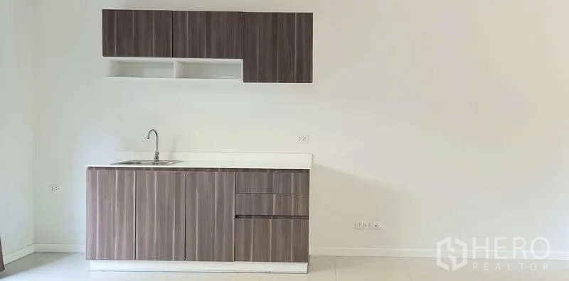 ทาวน์เฮาส์ ขายในMueang Pathum Thani, Pathum Thani - ครัวแพนทรีตู้ลายไม้ เคาน์เตอร์สีขาว อ่างล้างจานหนึ่งหลุม