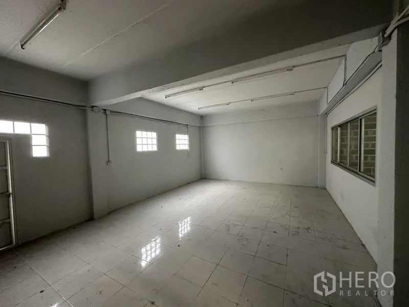 货栈 出租在Khlong Sam Wa, Bangkok - 独立办公室，瓷砖地坪，长条灯具与玻璃砖窗户