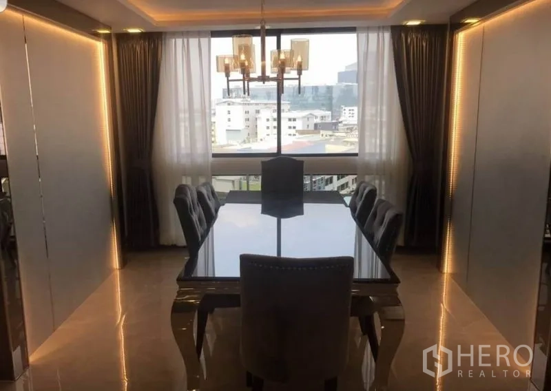 คอนโด ให้เช่าในKhlong Toei, Bangkok - ห้องทานอาหารพร้อมโคมระย้า โต๊ะยาว 8 ที่นั่ง และวิวเมือง