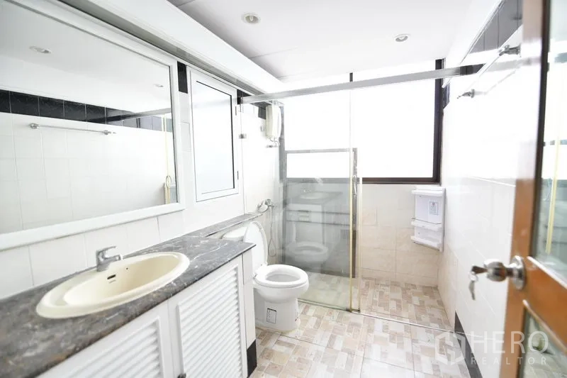 คอนโด ให้เช่าในWatthana, Bangkok - ห้องน้ำสว่างพร้อมเคาน์เตอร์ยาว กระจกบานใหญ่ และตู้ชาวเวอร์กระจก