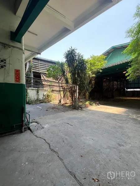 คลังสินค้า ให้เช่าในBang Kho Laem, Bangkok - ลานคอนกรีตกลางแจ้งข้างโกดัง มีต้นไม้ให้ร่มเงา