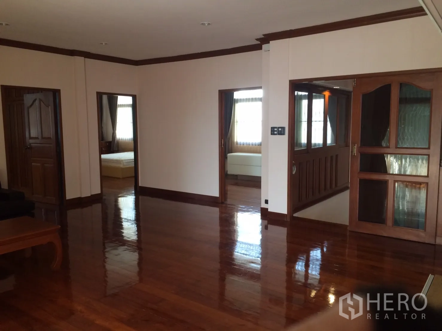 独立式住宅 出租在Khlong Toei, Bangkok - 二层过厅，抛光木地板，多个卧室入口。