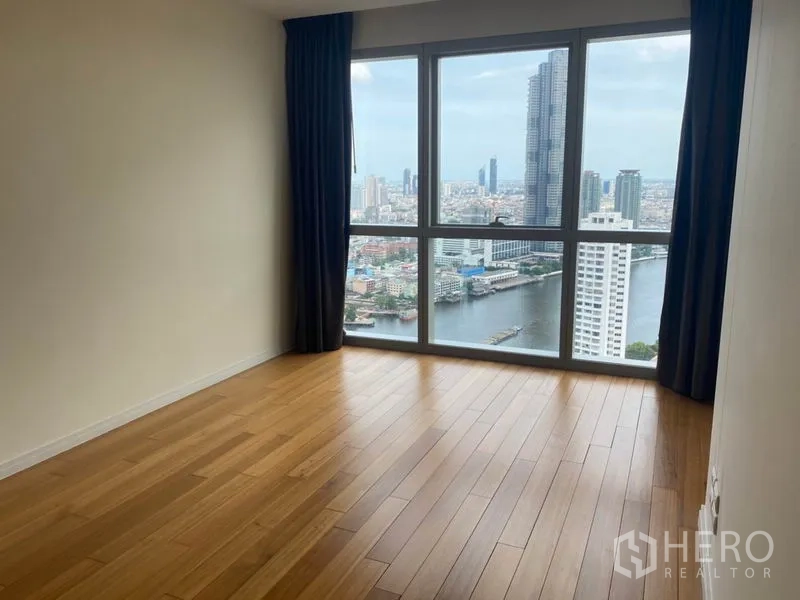 คอนโด ให้เช่าหรือขายในKhlong San, Bangkok - ห้องนอนพื้นไม้ พร้อมหน้าต่างบานใหญ่เห็นแม่น้ำเจ้าพระยา