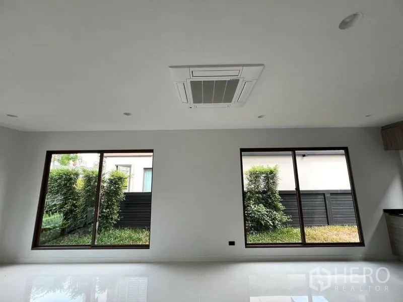 บ้าน ขายในBang Kapi, Bangkok - ห้องนั่งเล่น หน้าต่างมองเห็นสวน และแอร์ฝังฝ้าแบบคาสเซ็ท