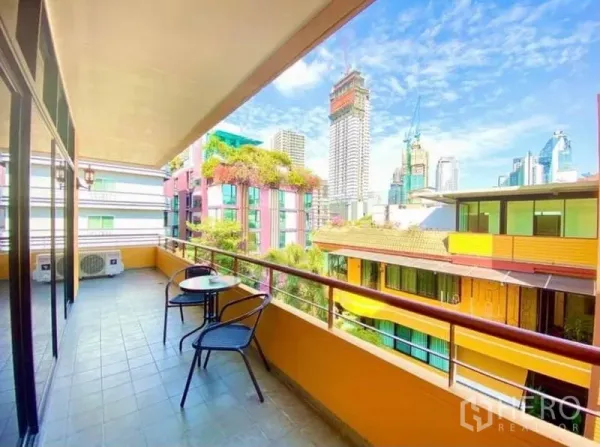 คอนโด ให้เช่าในKhlong Toei, Bangkok - ระเบียงขนาดใหญ่พร้อมชุดโต๊ะเก้าอี้ มองเห็นวิวสกายไลน์ย่านสุขุมวิท-ทองหล่อ