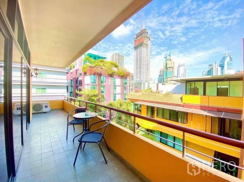 คอนโด ให้เช่าในKhlong Toei, Bangkok - ระเบียงขนาดใหญ่พร้อมชุดโต๊ะเก้าอี้ มองเห็นวิวสกายไลน์ย่านสุขุมวิท-ทองหล่อ