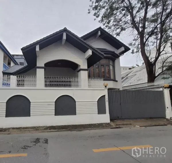 สำนักงานที่บ้าน ให้เช่าหรือขายในChatuchak, Bangkok - โฮมออฟฟิศมีกำแพงรั้วและหลังคาทรงจั่ว หน้าบ้านสีขาว บรรยากาศเงียบสงบในจตุจักร