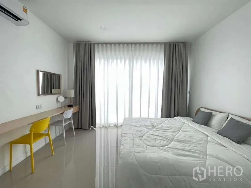 บ้าน ให้เช่าในLat Krabang, Bangkok - ห้องนอนเตียงคิงพร้อมโต๊ะทำงานยาว และม่านกรองแสงรับแสงธรรมชาติ