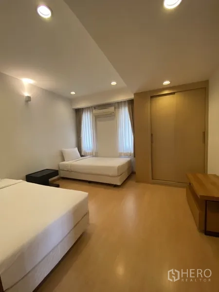 อพาร์ทเมนท์ ให้เช่าในWatthana, Bangkok - ห้องนอนเตียงเดี่ยวสองเตียง ตู้เสื้อผ้า เครื่องปรับอากาศ และพื้นไม้.