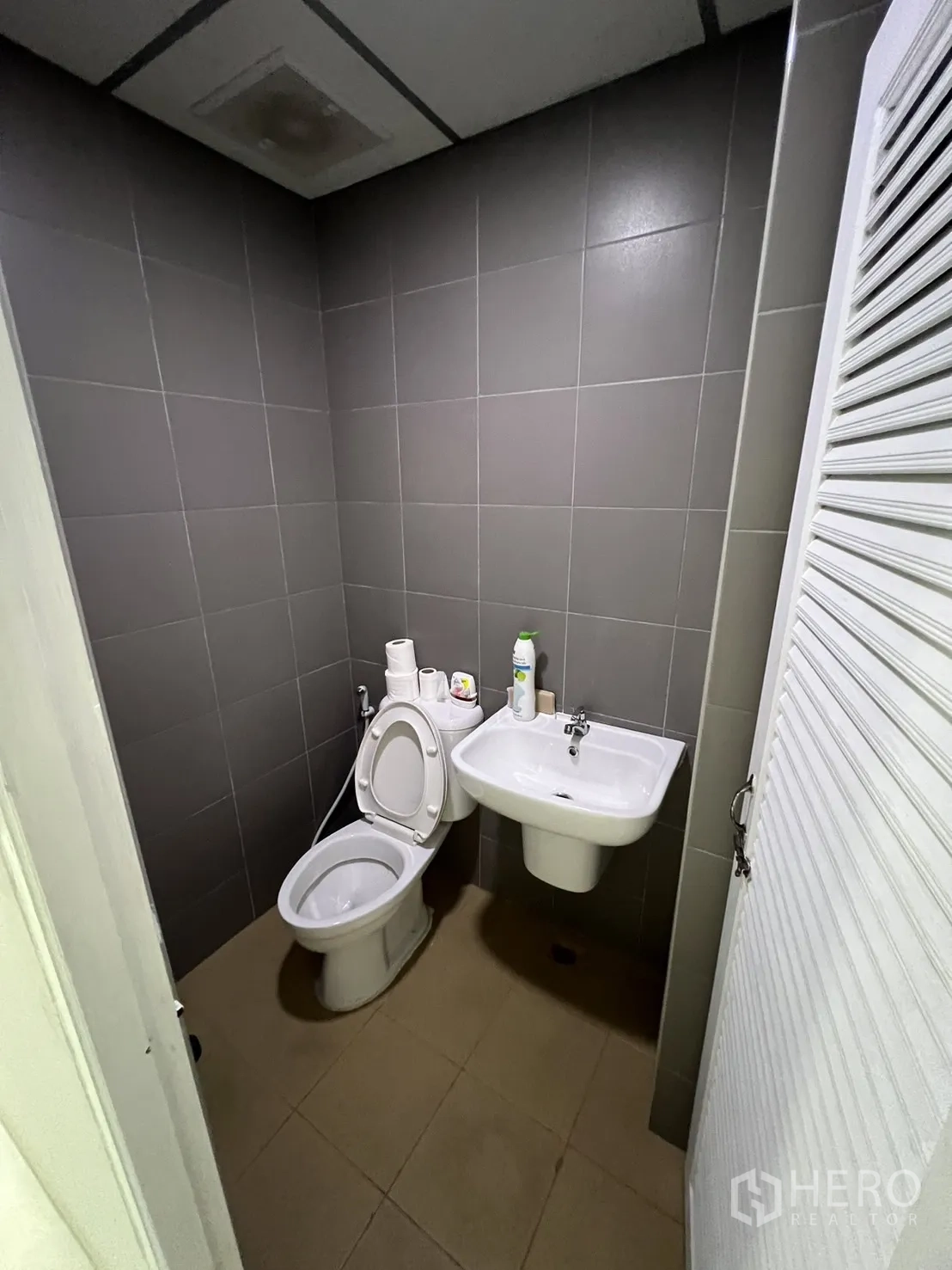 อาคารพาณิชย์ ให้เช่าหรือขายในWatthana, Bangkok - ห้องน้ำกระเบื้องเทา พื้นสีเบจ ขนาดกะทัดรัด