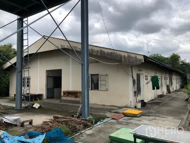 โรงงาน ให้เช่าหรือขายในLam Luk Ka, Pathum Thani - อาคารหอพักพนักงานชั้นเดียว อยู่ข้างลานโรงงาน