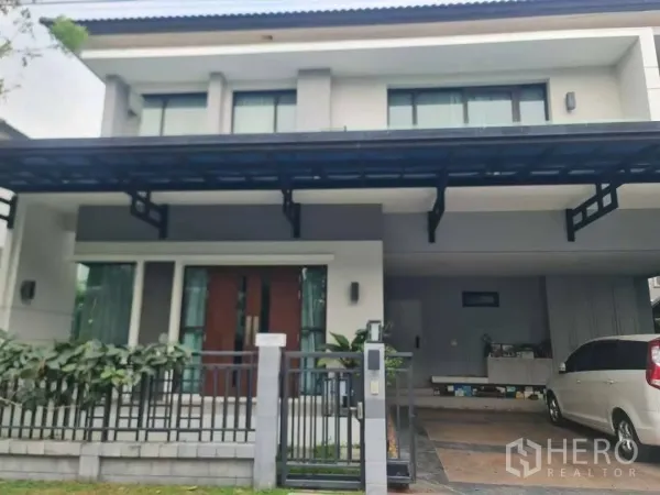 独立式住宅 出租或出售在Prawet, Bangkok - Prawet区现代两层独栋住宅，带前院围栏与遮雨车棚