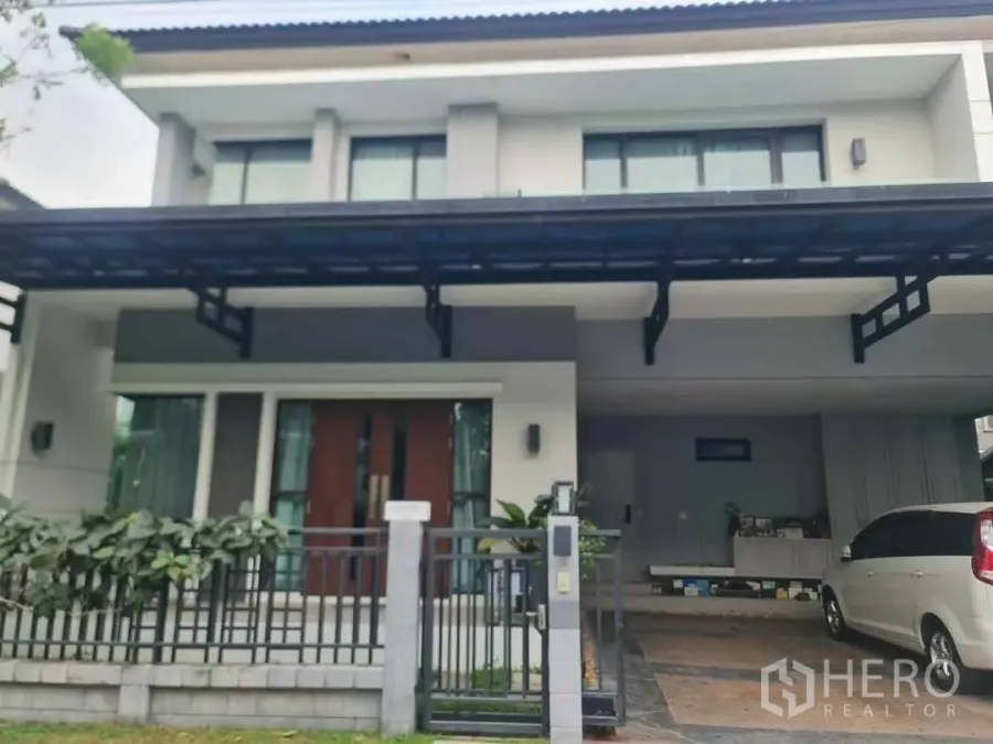 บ้าน ให้เช่าหรือขายในPrawet, Bangkok - บ้านเดี่ยวสองชั้นสไตล์โมเดิร์นในประเวศ พร้อมรั้วและที่จอดรถในร่ม