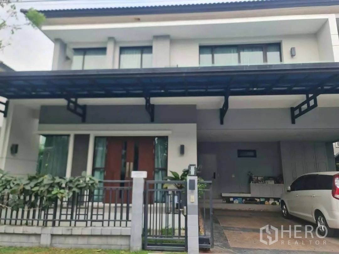 บ้าน ให้เช่าหรือขายในPrawet, Bangkok - บ้านเดี่ยวสองชั้นสไตล์โมเดิร์นในประเวศ พร้อมรั้วและที่จอดรถในร่ม