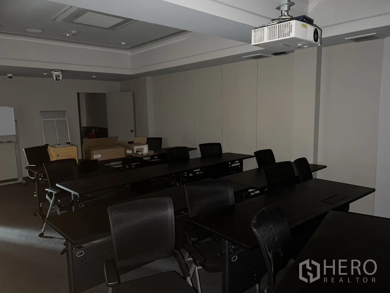 อาคารพาณิชย์ ให้เช่าในBang Rak, Bangkok - ห้องฝึกอบรมจัดชุดโต๊ะเก้าอี้และโปรเจ็กเตอร์ติดเพดาน
