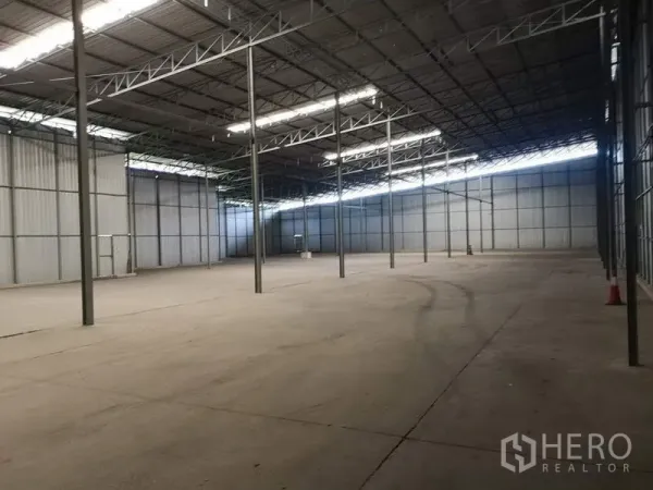 คลังสินค้า ให้เช่าในPak Kret, Nonthaburi - ฮอลล์เก็บสินค้าแบบโอเพ่นแพลน เสาเหล็กหลายต้น พื้นคอนกรีตเรียบ