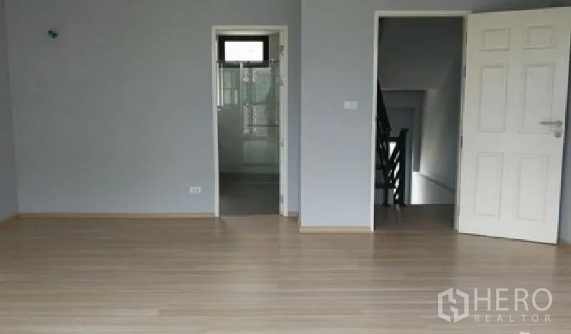 ทาวน์เฮาส์ ให้เช่าในYan Nawa, Bangkok - ห้องนอนโล่งไม่มีเฟอร์นิเจอร์ พื้นลามิเนต มีประตูเชื่อมห้องน้ำและโถงบันได