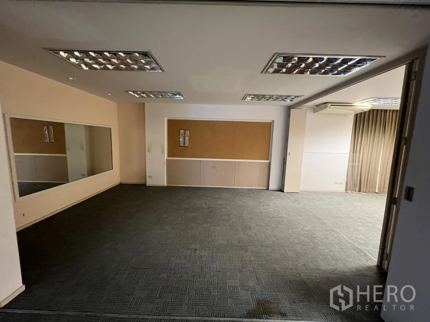 店屋 出租或出售在Watthana, Bangkok - 大型培训室，地毯与整面镜墙