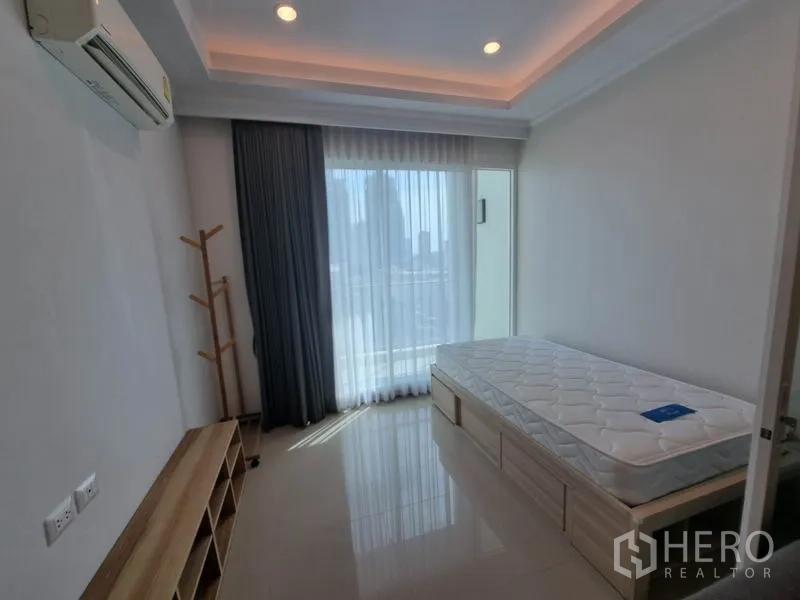 คอนโด ให้เช่าในRatchathewi, Bangkok - ห้องนอนมีหน้าต่างสูงจรดเพดาน ทางออกระเบียง เตียงเดี่ยว และไฟซ่อนฝ้า