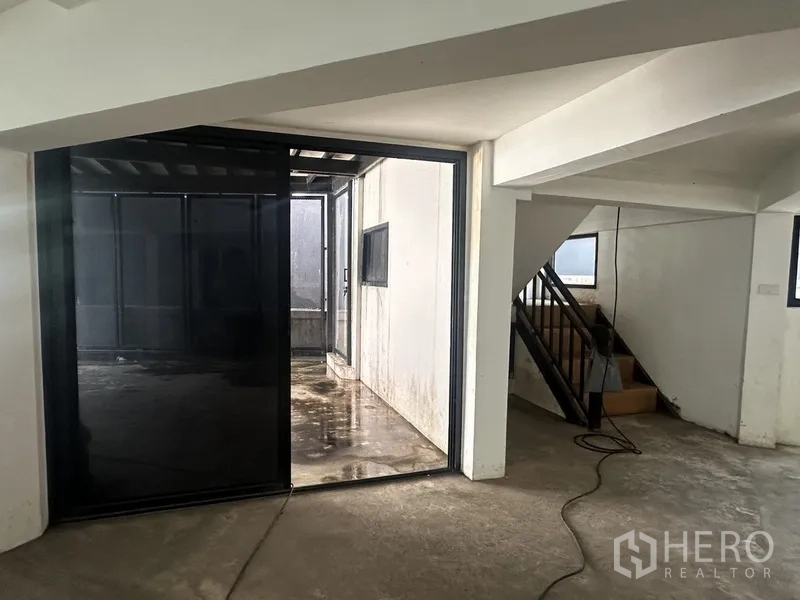 带办公室的家 出租或出售在Bang Na, Bangkok - 室内望向小庭院与金属扶手楼梯。