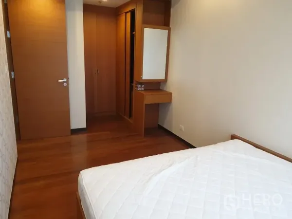 คอนโด ให้เช่าในKhlong Toei, Bangkok - ห้องนอนสว่าง พื้นไม้ ตู้เสื้อผ้าบิวท์อิน และโต๊ะเครื่องแป้ง